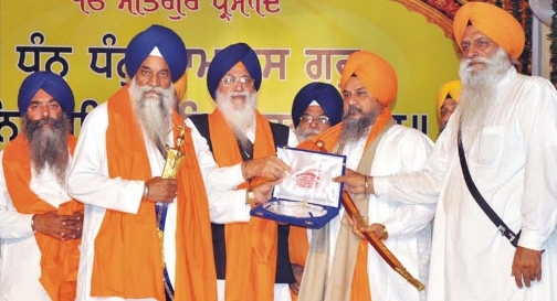 SGPC president, Jathedar Avtar Singh, bestowing Dr. Gurnam Singh with the honour of 'Shiromani Ragi'